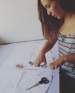 Gabriela se encarga de darle una revisión al patronaje y corte a las piezas de Rei Giraldo