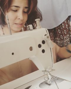 Jessica es quien confecciona las prendas de Rei Giraldo